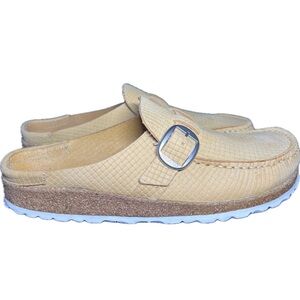 Birkenstock Buckley in Latte Cream. Women’s Size 8 Men’s Size 6